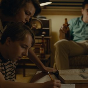 Wildlife: Carey Mulligan, Ed Oxenbould e Jake Gyllenhaal in una scena del film