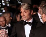 Mads Mikkelsen, la star di 'Hannibal' sul red carpet notturno di Cannes 2018 (FOTO)