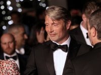 Mads Mikkelsen, la star di 'Hannibal' sul red carpet notturno di Cannes 2018 (FOTO)