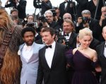 Han Solo a Cannes: Emilia Clarke e Chewbacca alla conquista del red carpet stellare