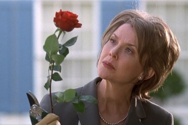 Annette Bening in una scena di American Beauty