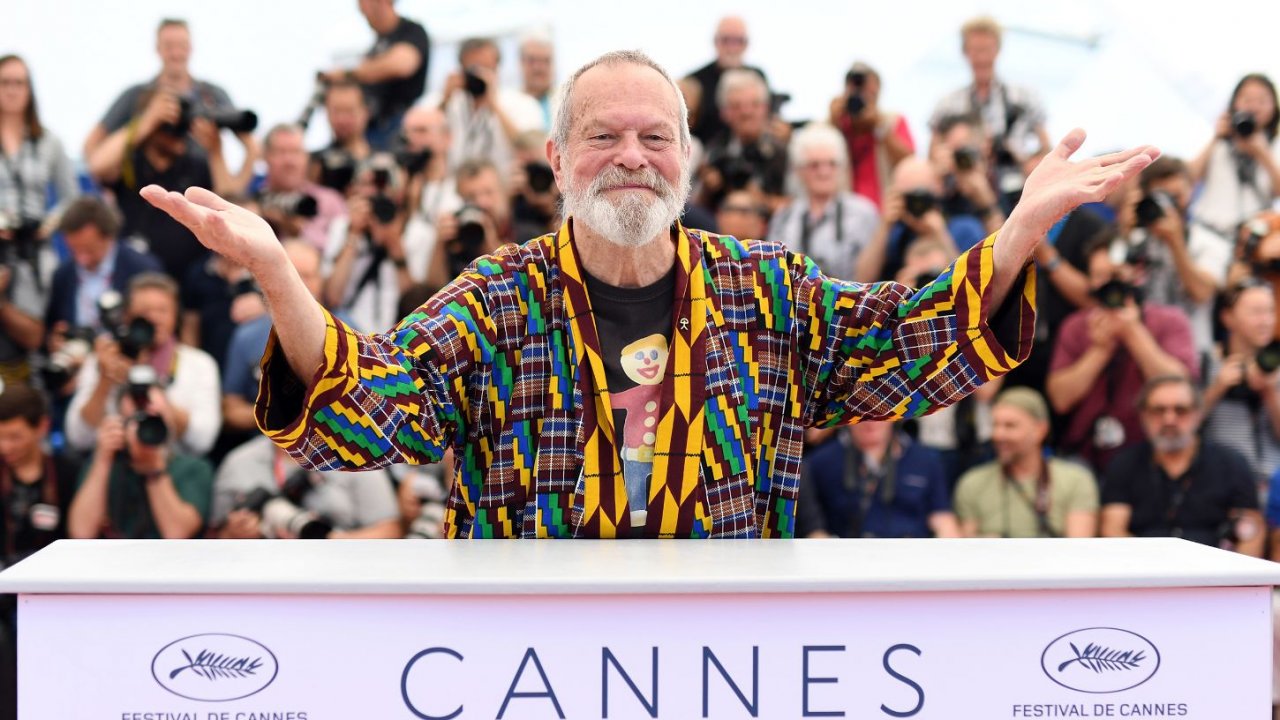 Terry Gilliam scherza coi fotografi a Cannes