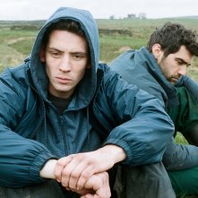 La terra di Dio: Alec Secareanu e Josh O'Connor in una scena del film