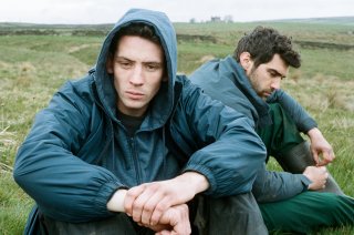 La terra di Dio: Alec Secareanu e Josh O'Connor in una scena del film