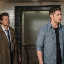 Supernatural: Jensen Ackles insieme a Misha Collins nell'episodio Let the Good Times Roll