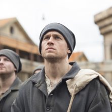 Papillon: Charlie Hunnam in una scena del film