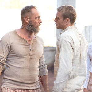 Papillon: Rami Malek e Charlie Hunnam in una scena del film