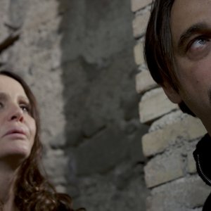 Al massimo ribasso: Antonella Ponziani e Jordi Mollà in una scena del film