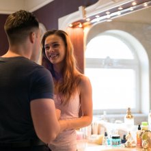 211 - Rapina in corso: Dwayne Cameron e Sophie Skelton in una scena del film