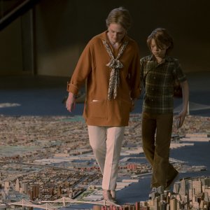 La stanza delle meraviglie: Julianne Moore e Oakes Fegley in una scena del film