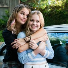 Ogni giorno: Angourie Rice e Debby Ryan in una scena del film