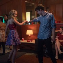 Ogni giorno: Angourie Rice e Lucas Jade Zumann in una scena del film