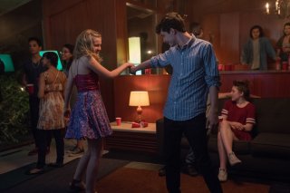 Ogni giorno: Angourie Rice e Lucas Jade Zumann in una scena del film