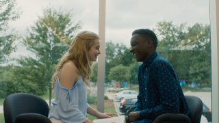 Ogni giorno: Angourie Rice e Sean Jones in una scena del film