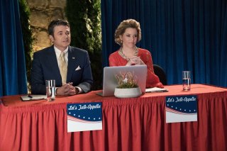 Pitch Perfect 3: Elizabeth Banks e John Michael Higgins in una scena del film
