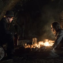 Westworld: Ed Harris e Katja Herbers in una scena dell'episodio Phase Space