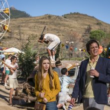 Action Point: Johnny Knoxville ed Eleanor Worthington-Cox in una scena del film