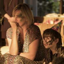 Tully: Charlize Theron e Asher Miles Fallica in un'immagine tratta dal film