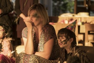 Tully: Charlize Theron e Asher Miles Fallica in un'immagine tratta dal film