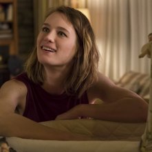 Tully: Mackenzie Davis in una scena del film