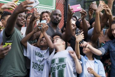 Luke Cage 2, Mike Colter si fa un selfie con un nugolo di ragazzini