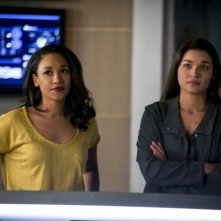 The Flash: Kim Engelbrecht e Candice Patton in una scena dell'episodio We Are the Flash