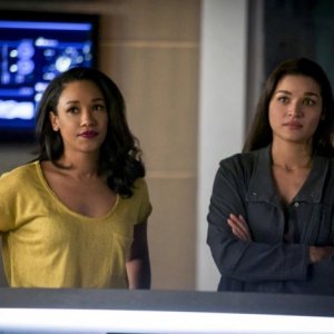 The Flash: Kim Engelbrecht e Candice Patton in una scena dell'episodio We Are the Flash