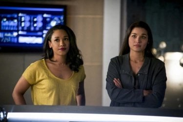 The Flash: Kim Engelbrecht e Candice Patton in una scena dell'episodio We Are the Flash