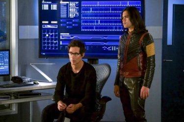 The Flash: Carlos Valdes e Tom Cavanagh in una scena dell'episodio We Are the Flash