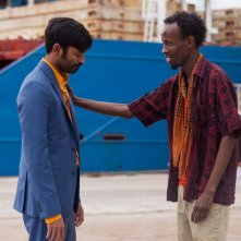 L'incredibile viaggio del fachiro: Barkhad Abdi e Dhanush in una scena del film