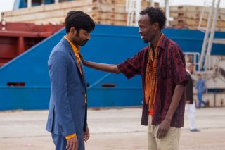L'incredibile viaggio del fachiro: Barkhad Abdi e Dhanush in una scena del film