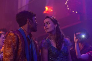 L'incredibile viaggio del fachiro: Bérénice Bejo e Dhanush in una scena del film