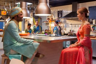 L'incredibile viaggio del fachiro: Erin Moriarty e Dhanush in una scena del film