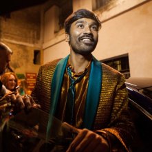 L'incredibile viaggio del fachiro: Dhanush in una scena del film
