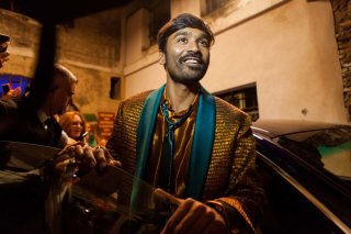 L'incredibile viaggio del fachiro: Dhanush in una scena del film