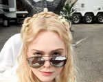 Maleficent 2: Elle Fanning condivide un epico photobomb dal set