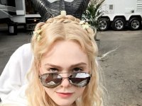 Maleficent 2: Elle Fanning condivide un epico photobomb dal set