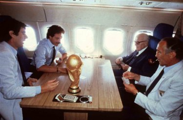 Pertini con Causio, Zoff e Bearzot sull'aereo presidenziale (1982)
