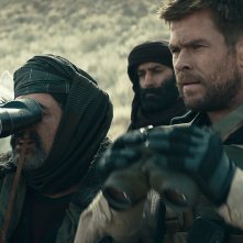 12 Soldiers: Chris Hemsworth in una scena bellica