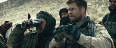 12 Soldiers: Chris Hemsworth in una scena bellica