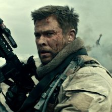 12 Soldiers: Chris Hemsworth in una scena bellica