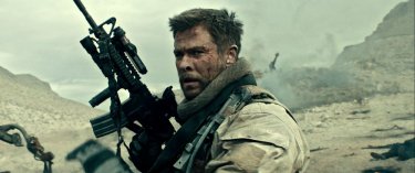 12 Soldiers: Chris Hemsworth in una scena bellica