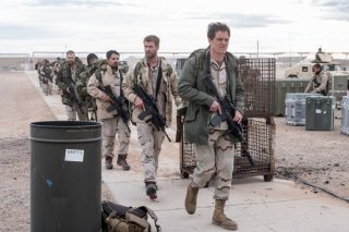 12 Soldiers: Chris Hemsworth, Michael Shannon e Michael Pena in una scena bellica