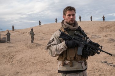 12 Soldiers: Chris Hemsworth in tenuta bellica