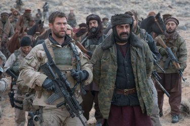 12 Soldiers: Chris Hemsworth in una scena del film