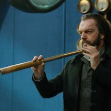 Macchine mortali: Hugo Weaving in una scena