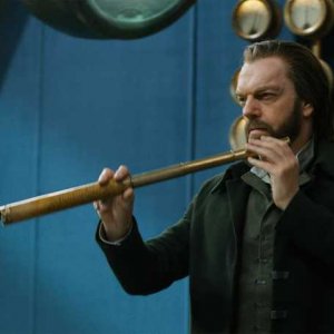 Macchine mortali: Hugo Weaving in una scena