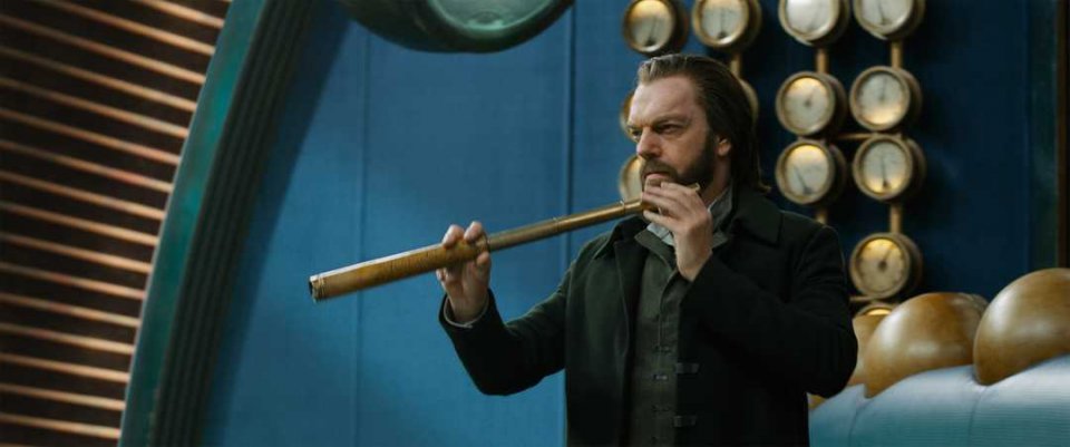 Macchine mortali: Hugo Weaving in una scena