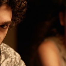 Senza distanza: Giovanni Anzaldo e Giulia Rupi in una scena del film