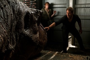 Jurassic World - Il regno distrutto: Bryce Dallas Howard e Chris Pratt in un momento del film